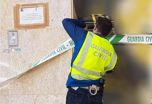 Un guardia civil precinta uno de los dos locales donde se incumplía el estado de alarma