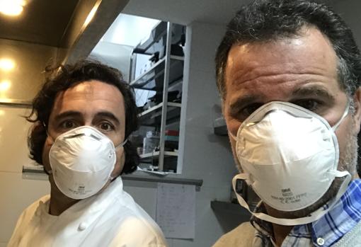 Los dos socios Miguel Moreno e Iñigo Vega, en la cocina donde producen menús