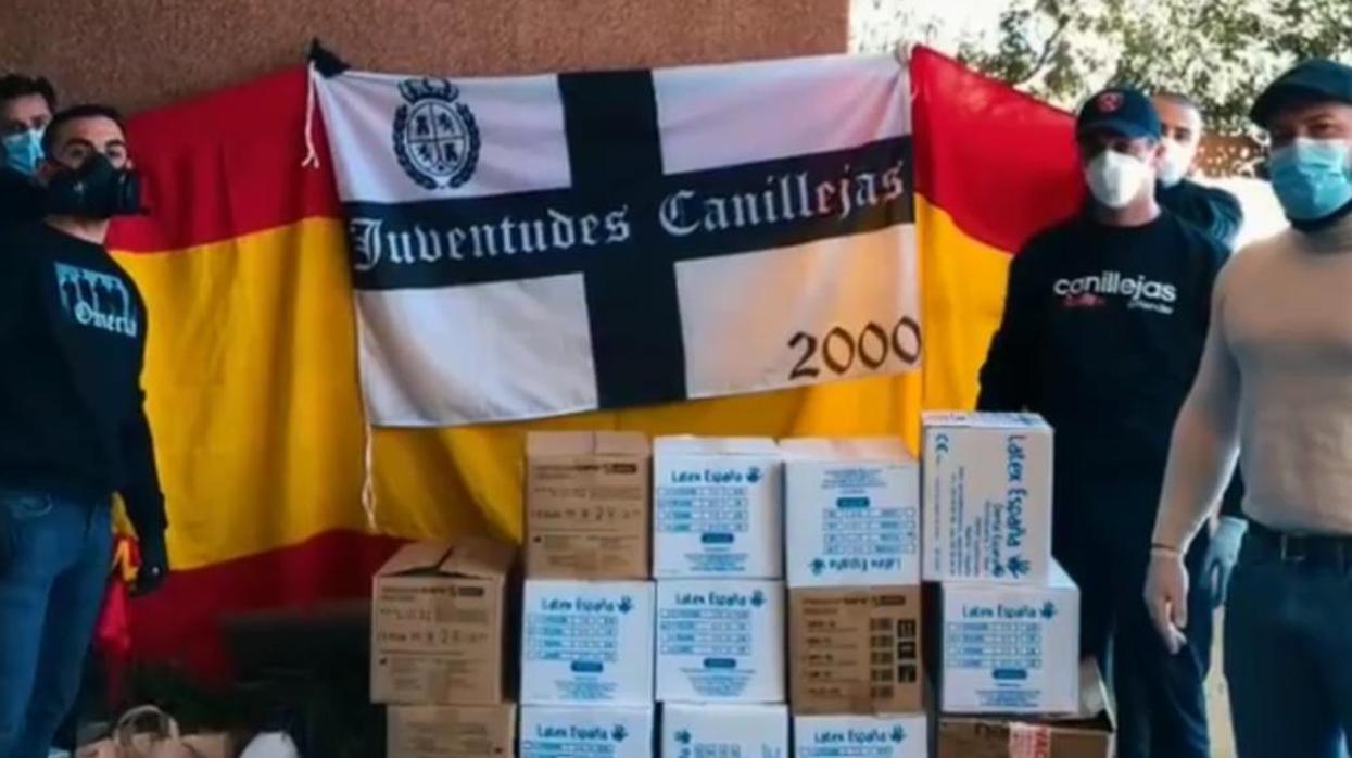 Miembros de Juventudes Canillejas entregan productos sanitarios