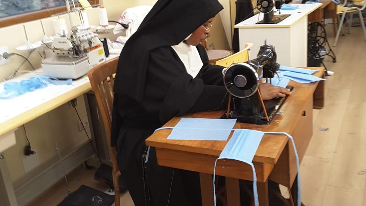 Una de las monjas del monasterio de la Visitación que elaboran mascarillas hospitalarias