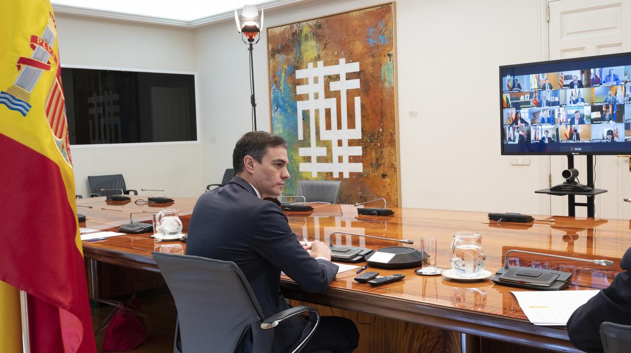 El presidente del Gobierno, Pedro Sánchez, durante la videoconferencia este domingo con los dirigentes autonómicos