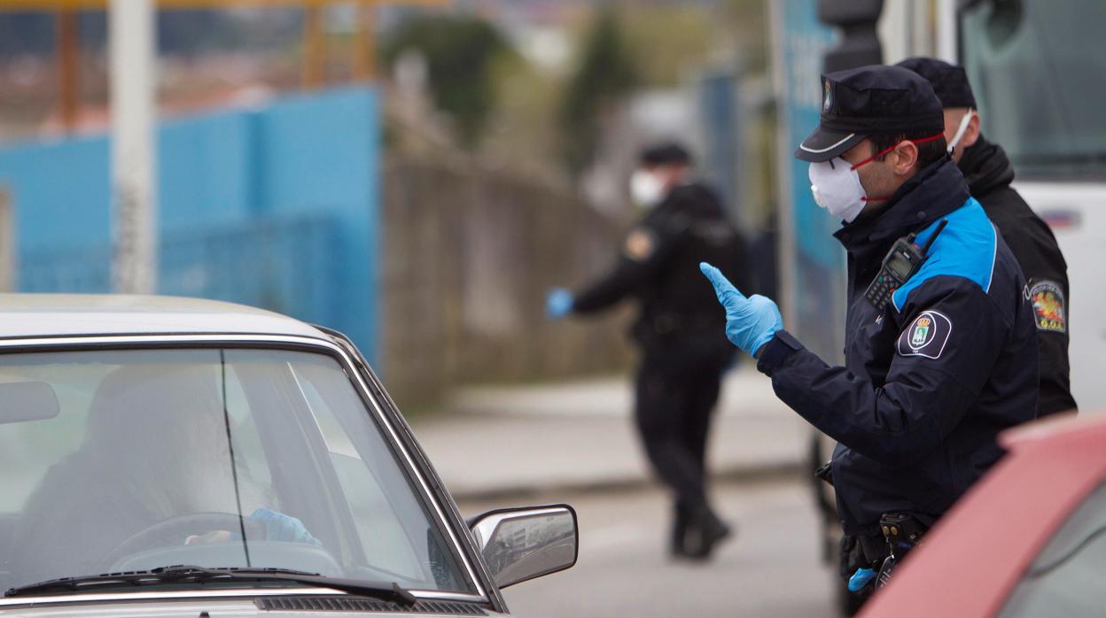 Miembros de la Policía Local detienen a un conductor durante un control