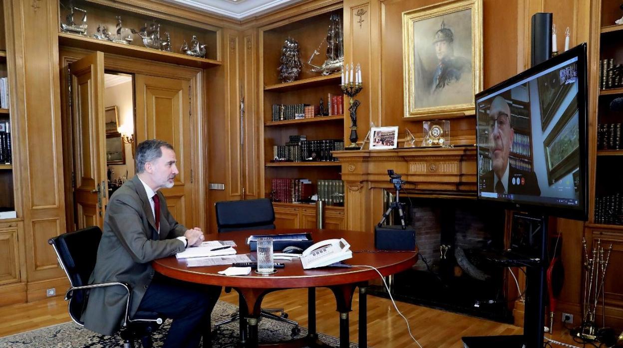 Don Felipe, durante una videoconferencia en su despacho del Palacio de La Zarzuela