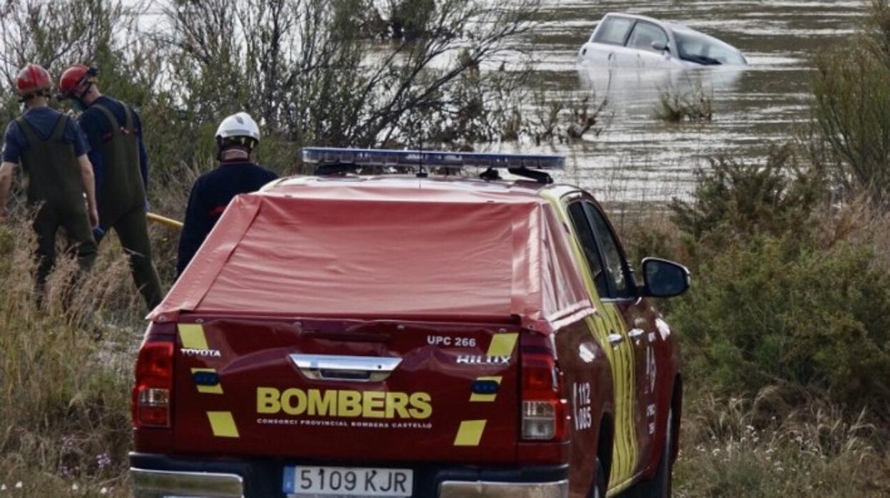 Bomberos del Consorcio de Castellón retiran del río Mijares un vehículo vacío, este lunes