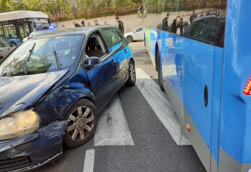 El coche robado tras choca contra el autobús