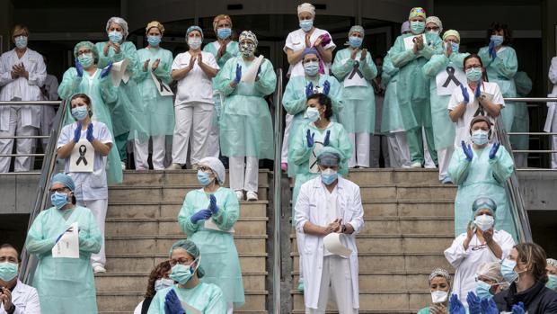 «Que no sea en vano esta muerte»: minuto de silencio por la sanitaria fallecida por coronavirus en Valencia