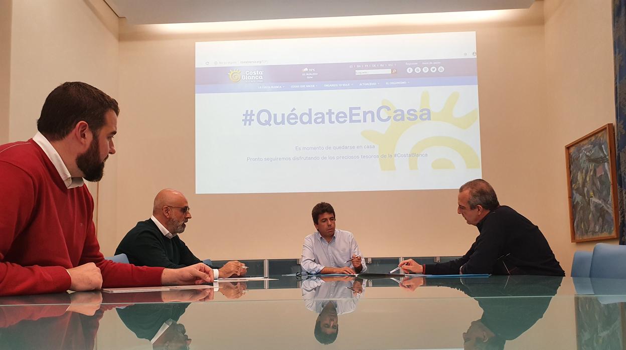 El presidente de la Diputación, Carlos Mazón, reunido con dirigentes de la CEV, este lunes en Alicante