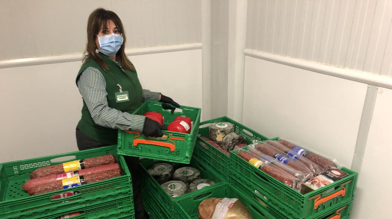 Imagen de una trabajadora de un supermercado de Mercadona preparando la donación de alimentos