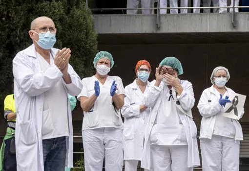 Imagen de los sanitarios aplaudiendo tras el minuto de silencio por la técnico fallecida