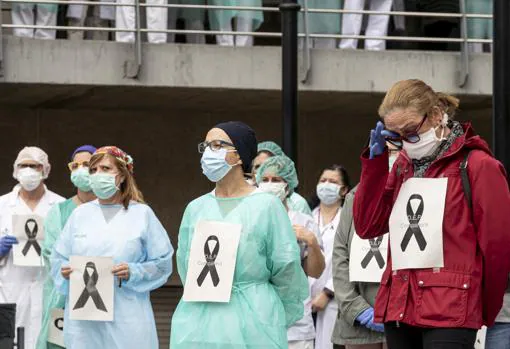 Los profesionales sanitario del Doctor Peset de Valencia guardan un minuto de silencia por la compañera fallecida