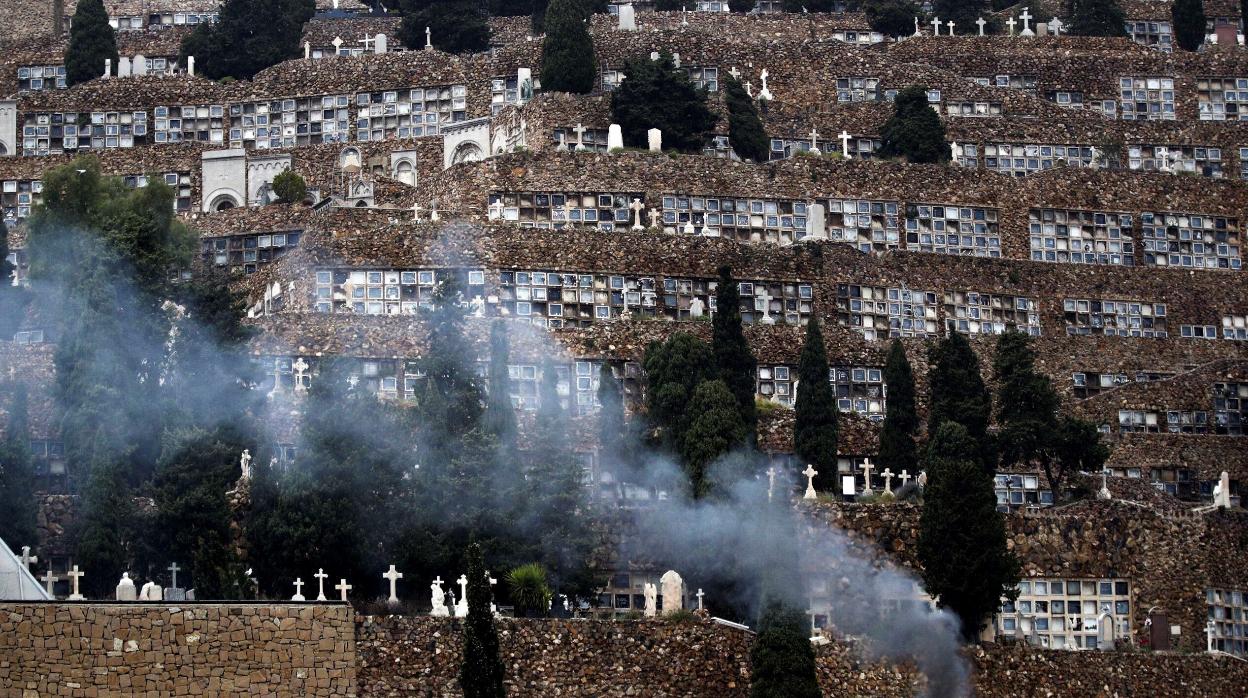 Columna de humo del horno crematorio del cementerio de Montjuïc