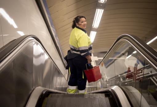 Una empleada de limpieza baja al andén de Pacífico para desinfectar las puertas