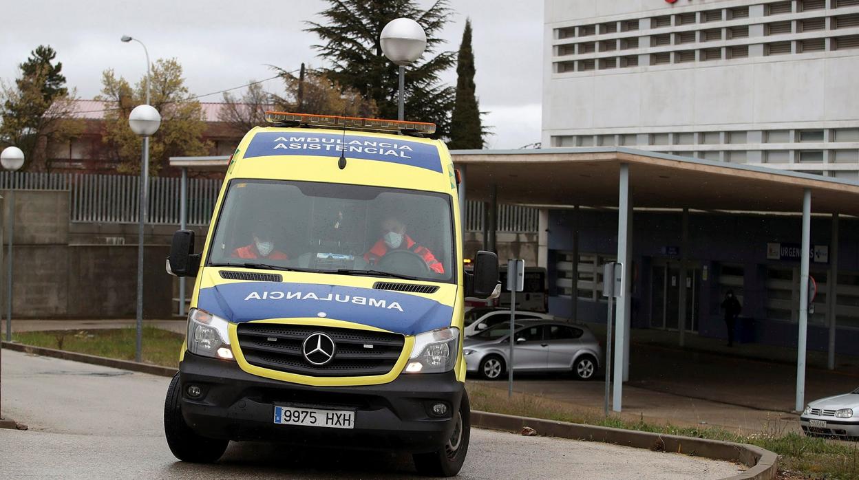 Imagen de archivo de una ambulancia en Castilla y León