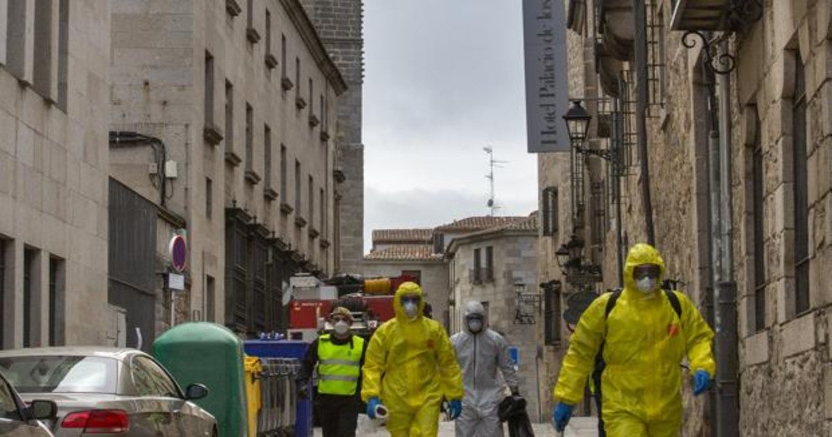 Efectivos de la UME realizan trabajos de desinfección junto a la Catedral de Ávila