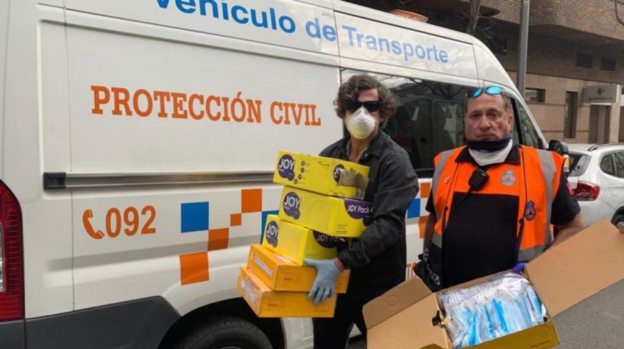 Miembros de protección civil muestran el material donado por la prima de la peregrina asesinada