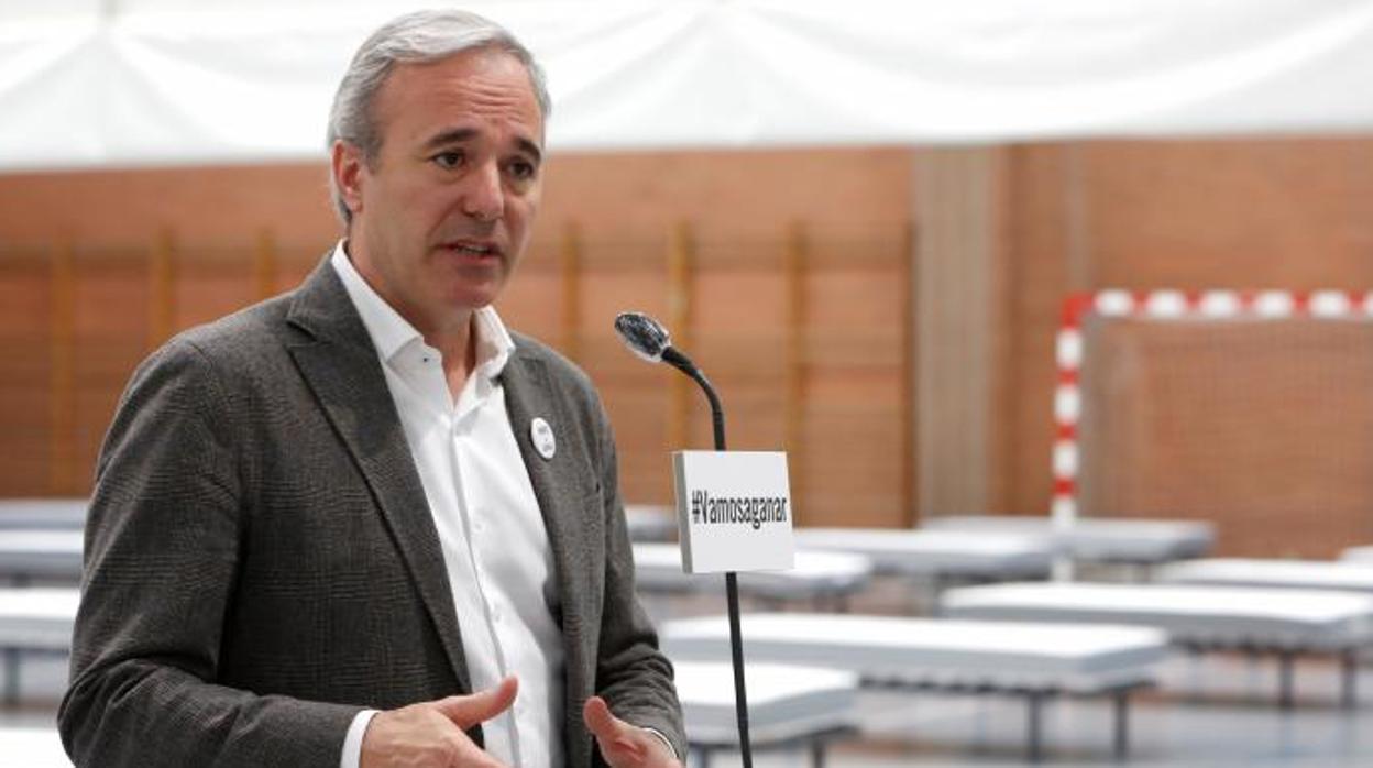 El alcalde de Zaragoza, Jorge Azcón (PP), en el albergue instalado en el polideportivo de Tenerías