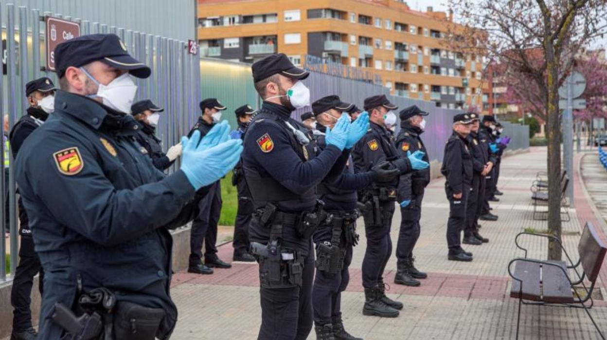 Agentes de la Policía Nacional, durante los aplausos que celebran cada día a las ocho de la tarde