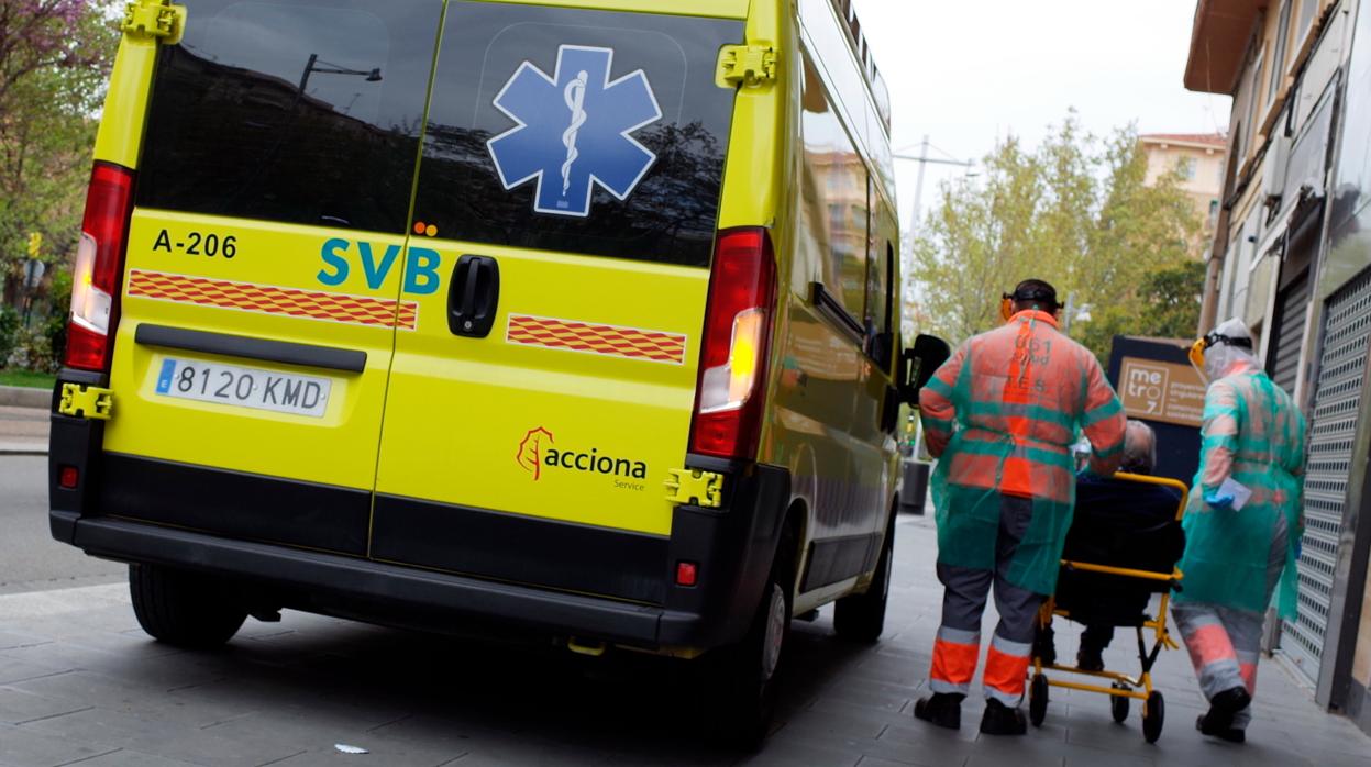 Personal sanitario durante el traslado de un paciente en Zaragoza