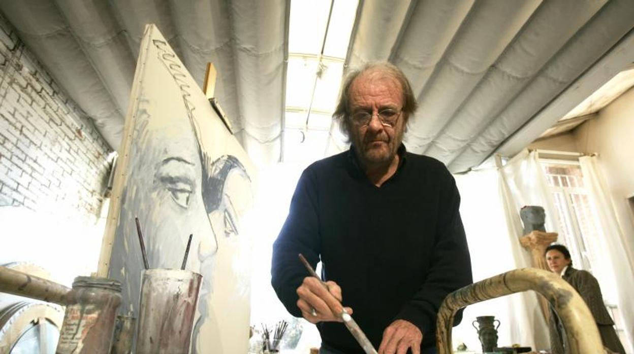 Luis Eduardo Aute, en su estudio de pintura