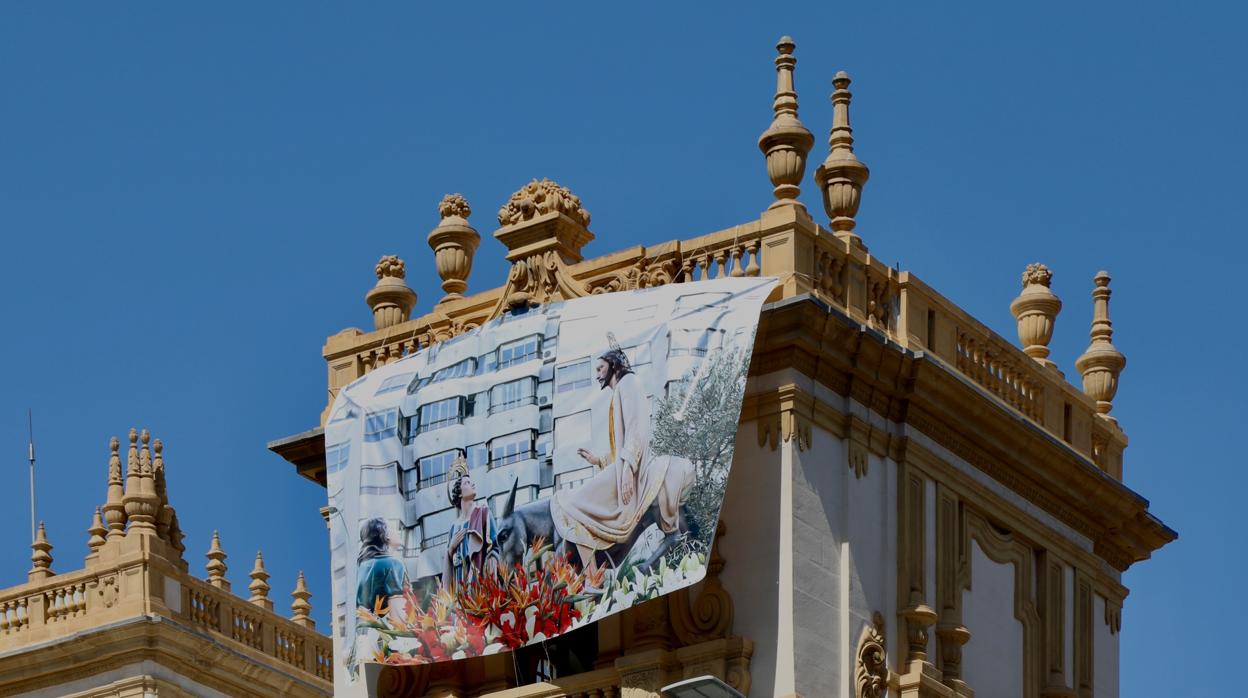 El Palacio Provincial, con una imagen de la Semana Santa alicantina