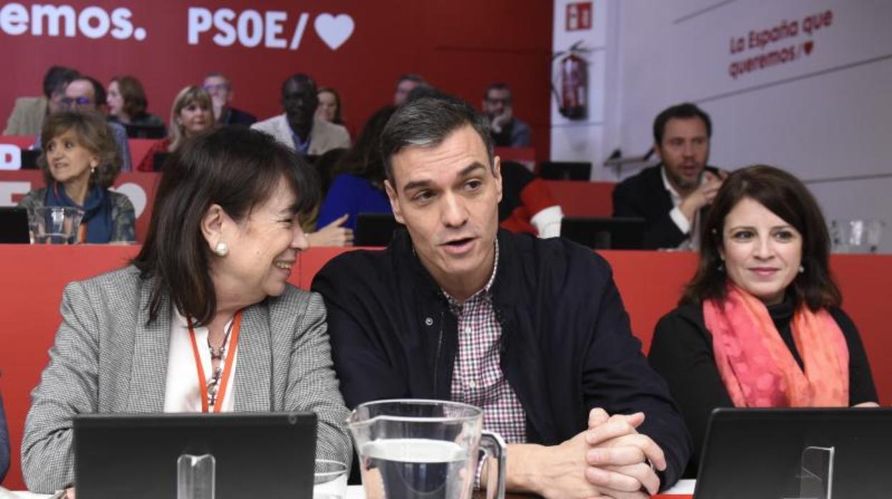 Pedro Sánchez conversa con Cristina Narbona, en una imagen de archivo