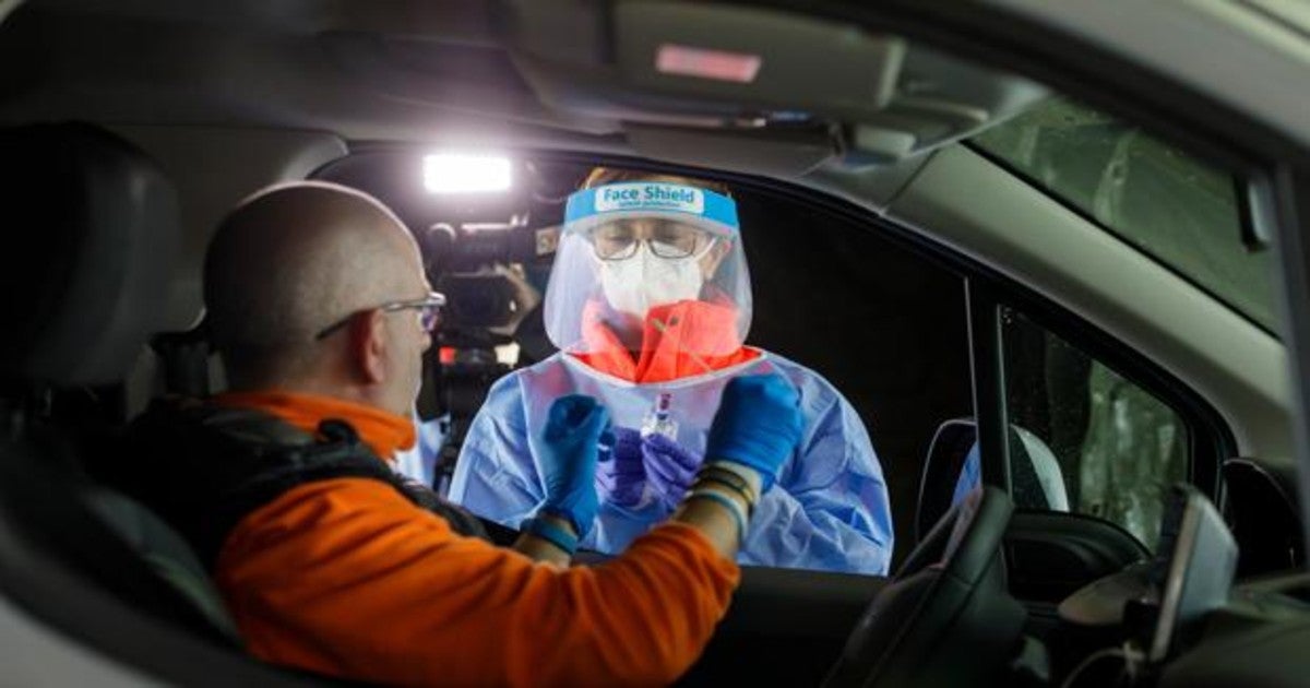 Toma de muestras desde el coche realizada en el aparcamiento del Hospital Río Hortega de Valladolid