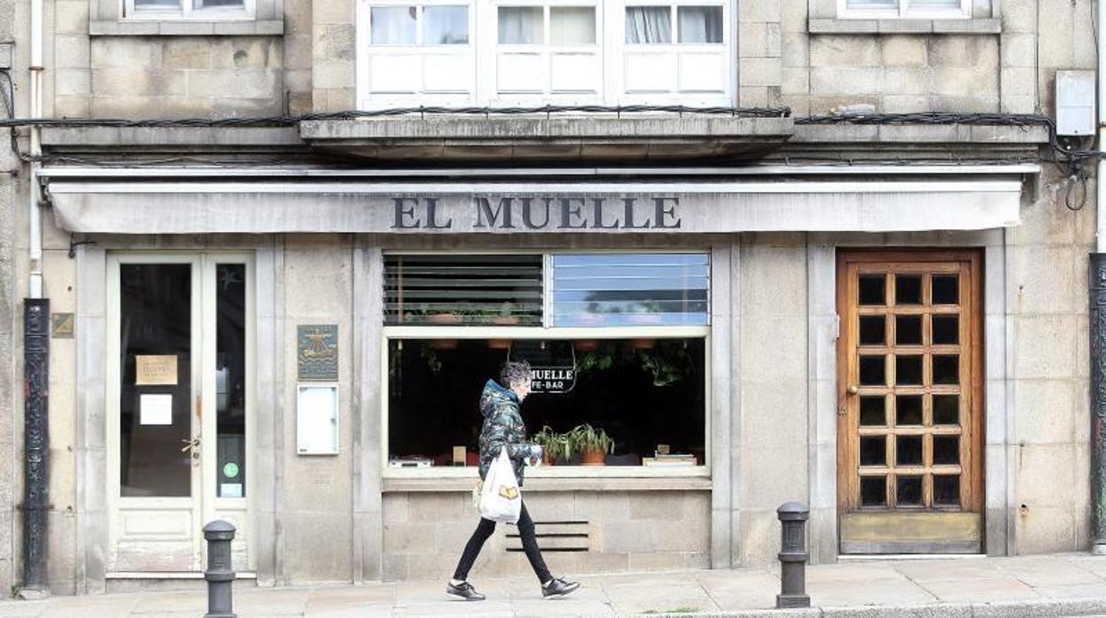 Una calle de Santiago, con una persona y una tienda vacía