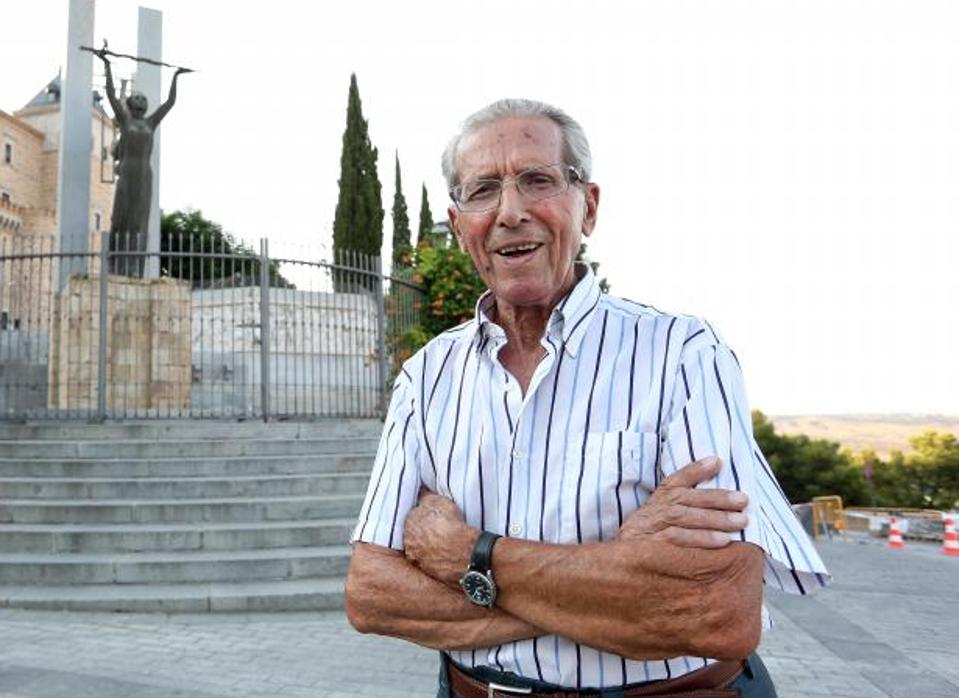 Federico Martín Bahamontes posa en el entorno del Alcázar de Toledo en un reportaje para ABC el verano de 2019