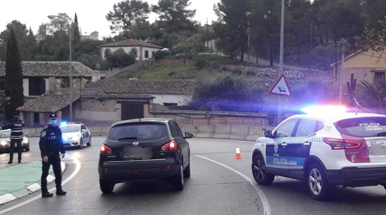 Control de la Policía local en Toledo donde los ciudadanos han sido denunciados esta mañana