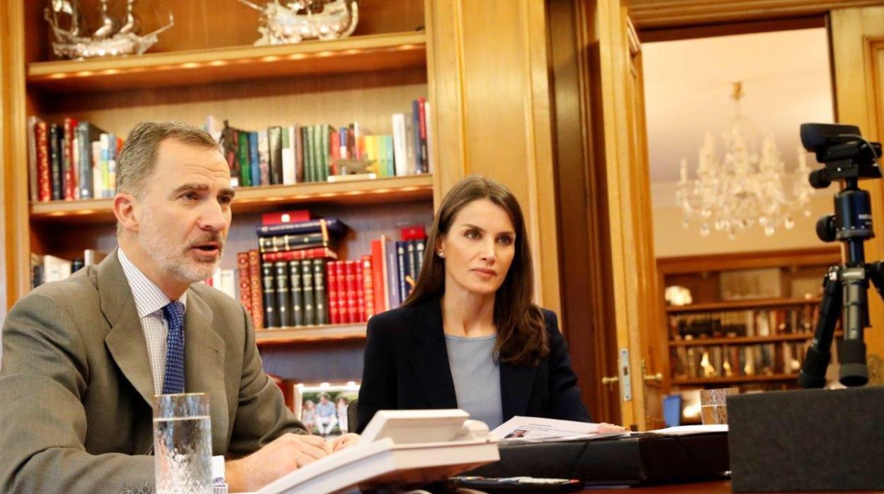 Don Felipe y Doña Letizia, durante su ronda de contactos en el despacho del Palacio de La Zarzuela