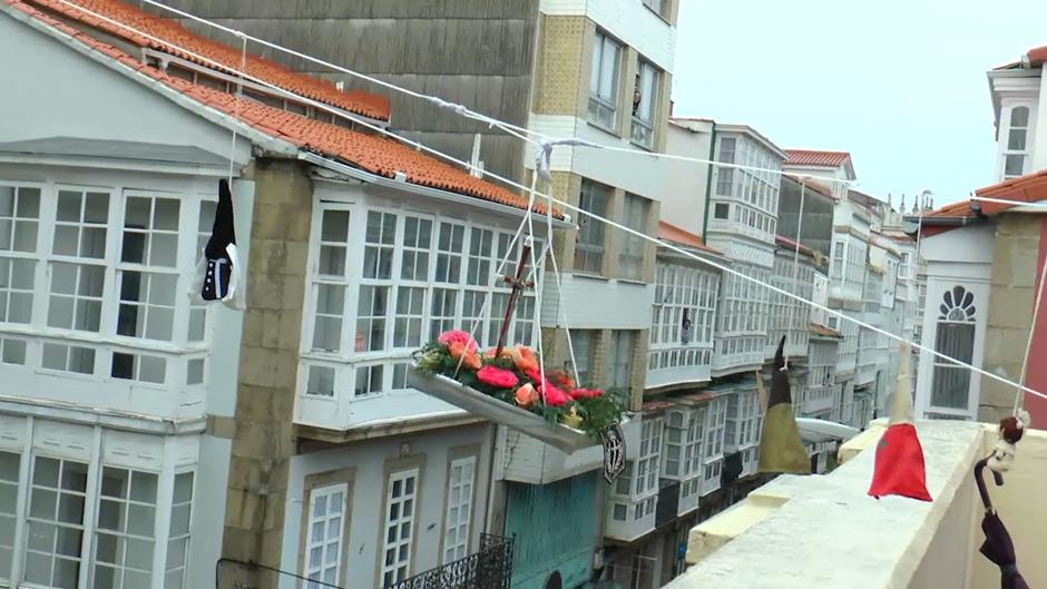 En el aire y de ventana a ventana: las procesiones alternativas de una Semana Santa diferente