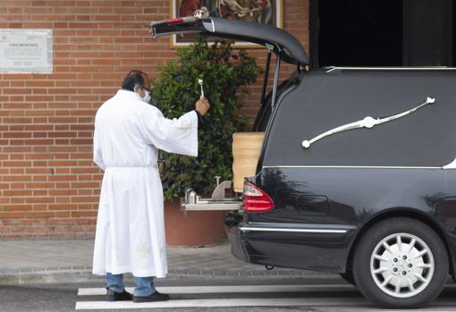 Carlos rocía con agua bendita el ataúd de María Teresa