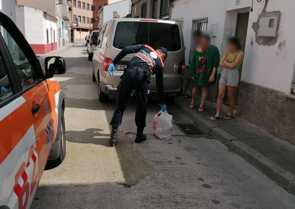 Reparto de alimentos, ayer, en Talavera