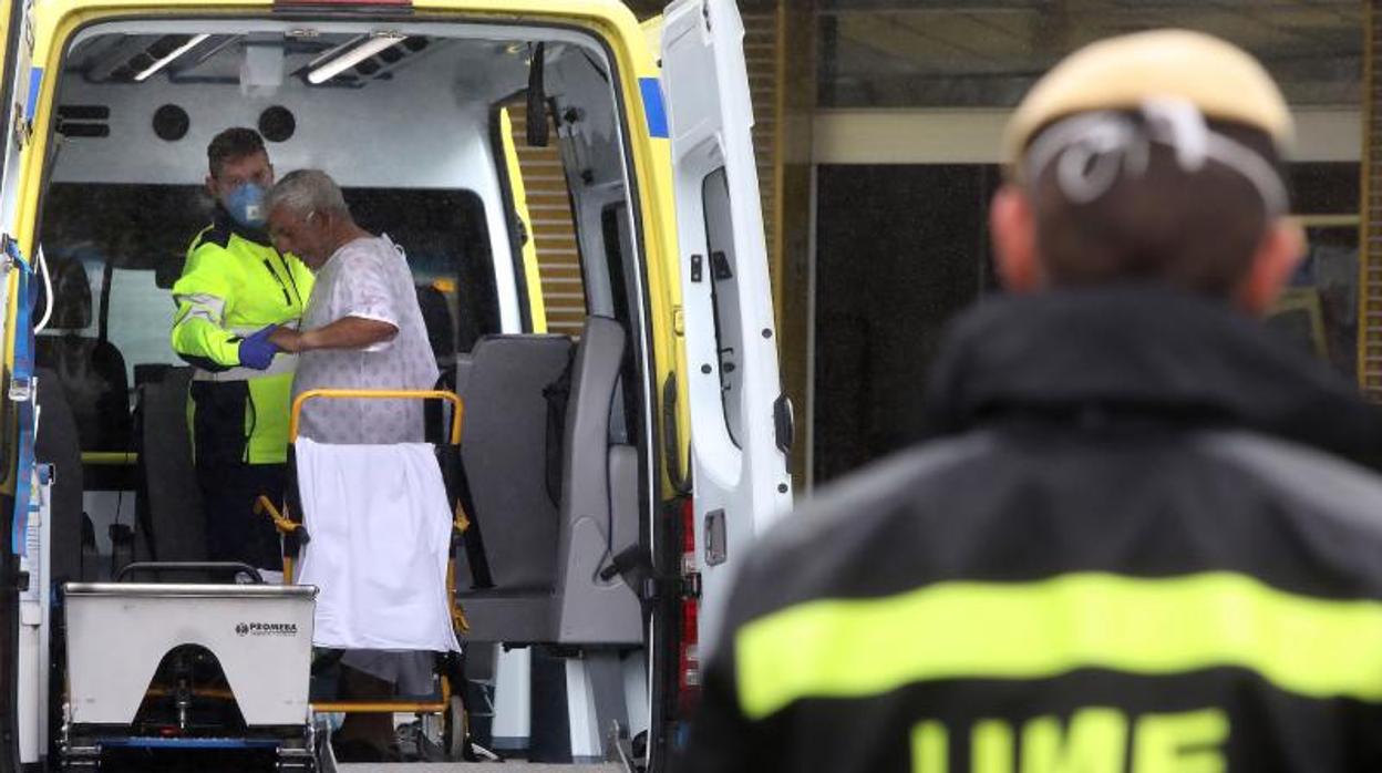 Un enfermo llegando en ambulancia al hospital de Conxo, en Santiago