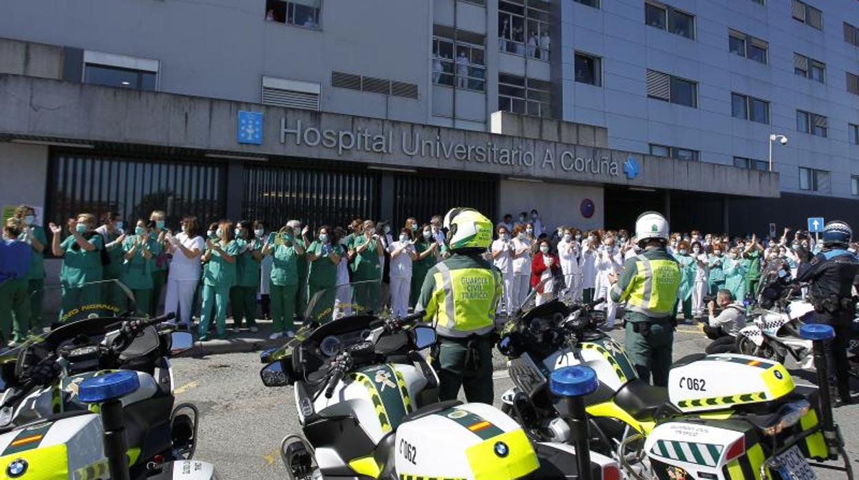 Policías y sanitarios aplaudiéndose mutuamente en el hospital universitario coruñés