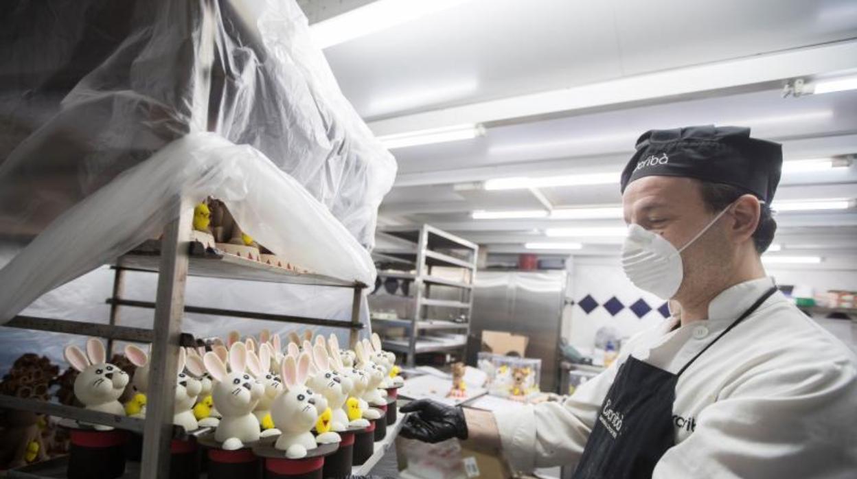 Trabajadores de la pastelería Escribà trabajan en las Monas