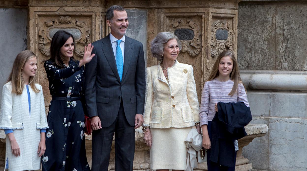 Imagen de archivo de los Reyes, sus hijas y Doña Sofía en la Catedral de Mallorca, en el Domingo de Resurrección del pasado año.