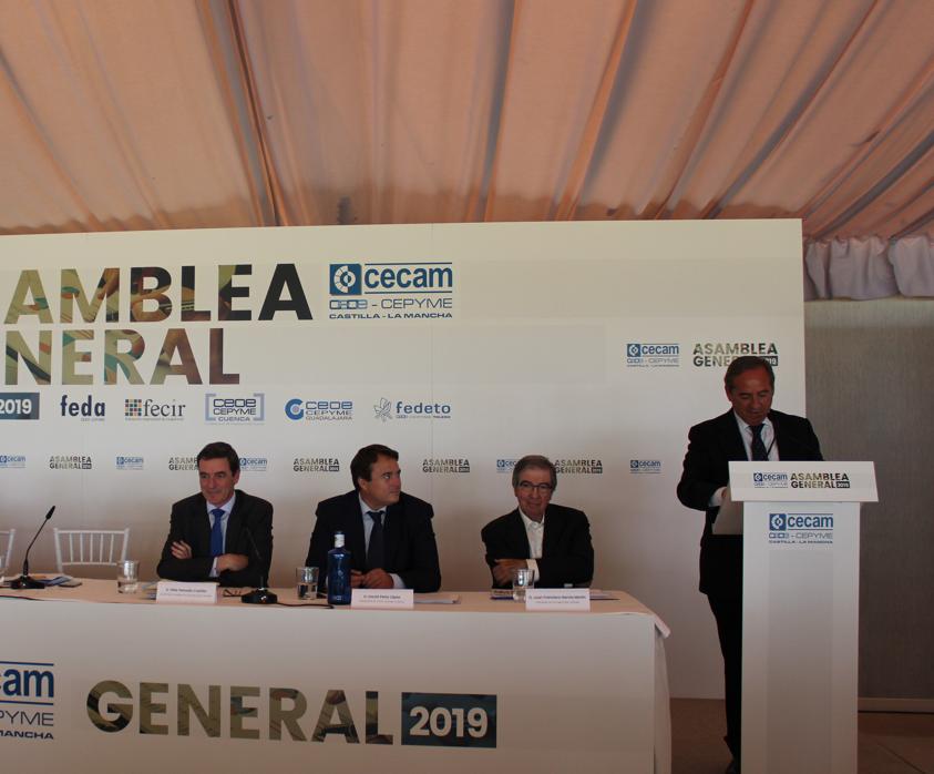 Ángel Nicolás, presidente de Cecam, habla durante la última asamblea general