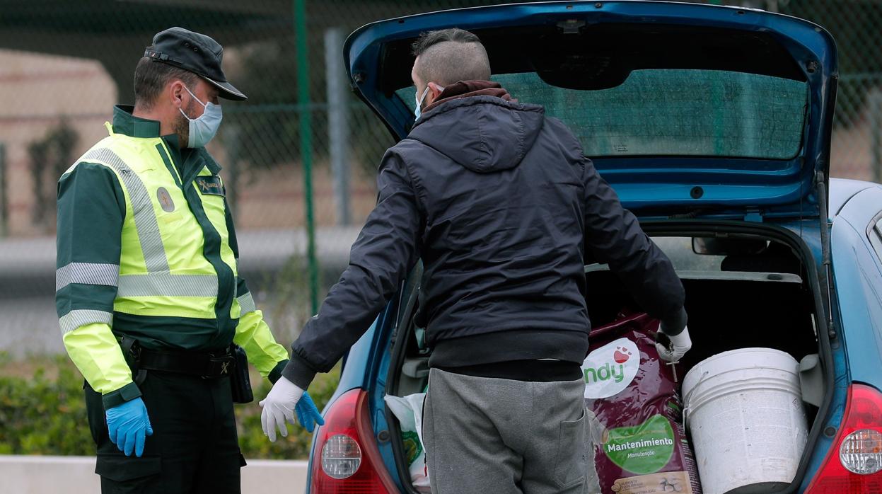 Imagen de archivo de un control de la Guardia Civil por el estado de alarma