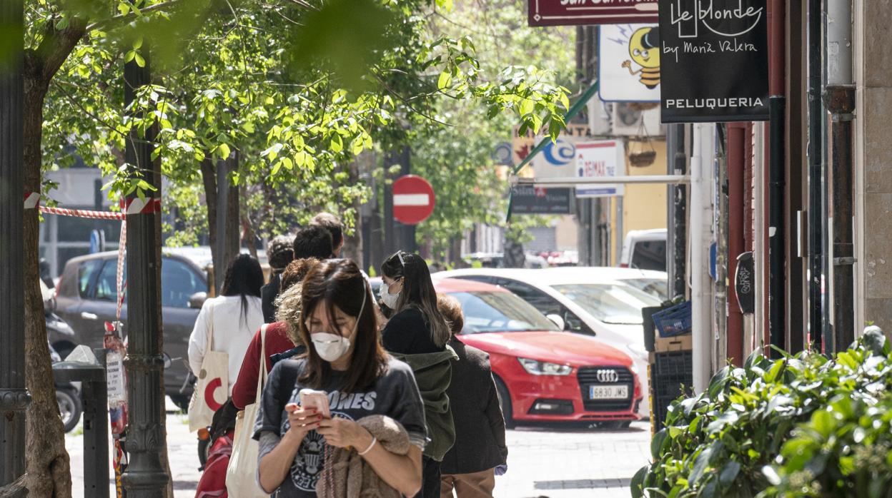 Imagen de las colas de clientes en un horno de la ciudad de Valencia