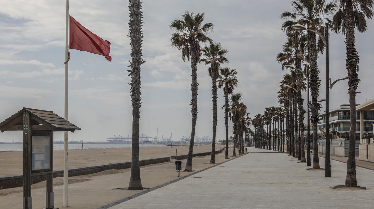 Imagen de un paseo marítimo desierto por el estado de alarma