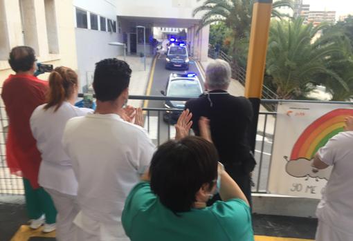 Imagen del aplauso a los sanitarios tomada este sábado en el Hospital General de Alicante