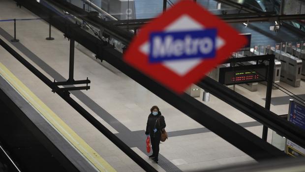 Policías nacionales y municipales repartirán mañana mascarillas en Metro y EMT