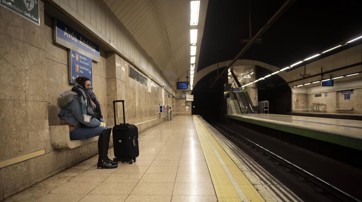 Una pasajera espera el metro en la estación, desértica, de Avenida de América