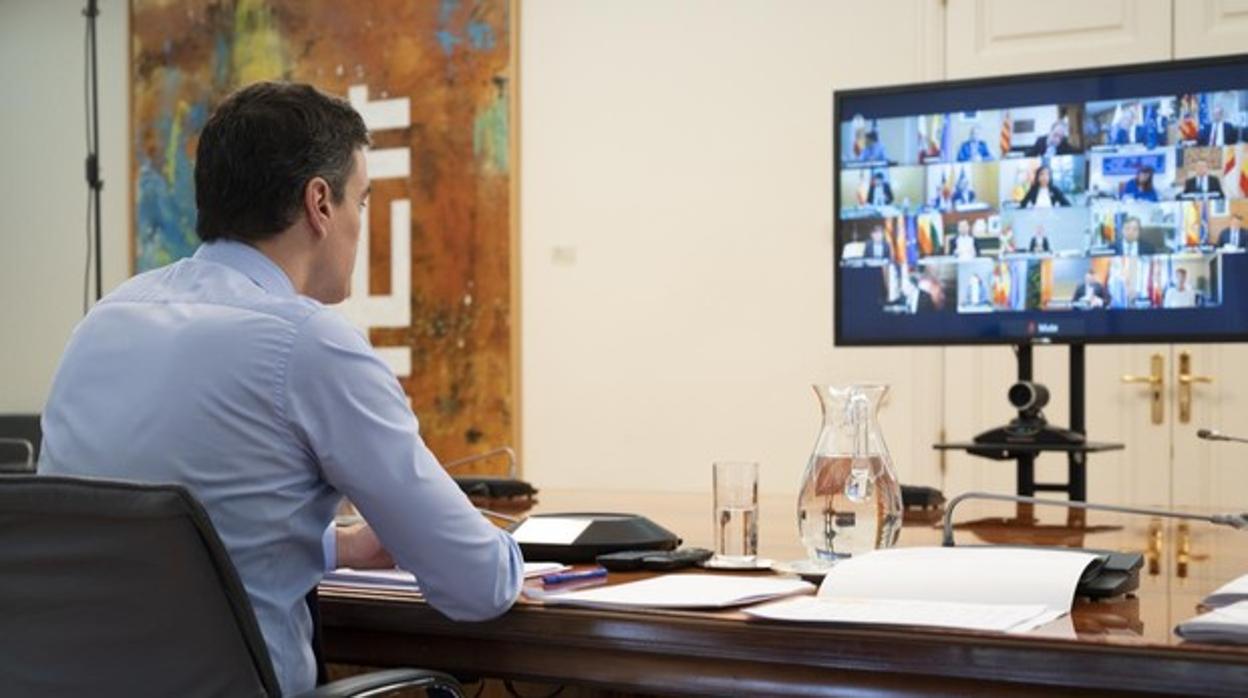 Pedro Sánchez durante la reunión con los presidentes autonómicos