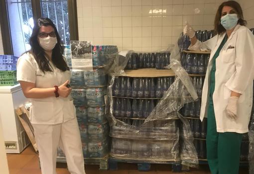 El hospital Virgen de la Salud ha recibido miles de botellas de agua