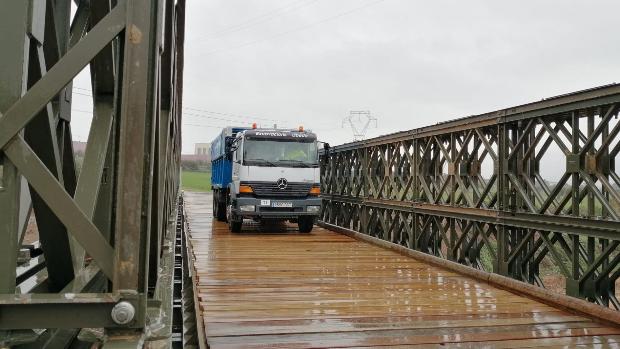 Montblanc recupera poder pasar el Francolí gracias al puente provisional instalado por el Ejército