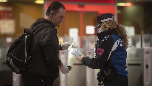 Vuelta tranquila de la hibernación de trabajadores no esenciales por el coronavirus: «Van a sobrar mascarillas»