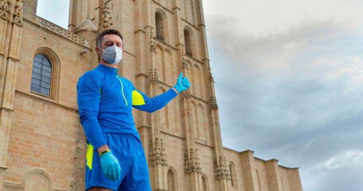 El atleta Luis Alonso frente a la Catedral de Segovia