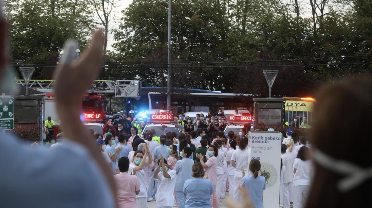 Sanitarios y trabajadores de Bomberos, Ertzaintza, Guardia Municipal, Dbus, Cruz Roja, DYA, Consejo Sanitario de Osakidetza, ambulancias, y Correos, entre otros, aplauden en el Hospital Donostia en un homenaje al personal sanitario cuando se cumple un mes de la crisis del coronavirus.